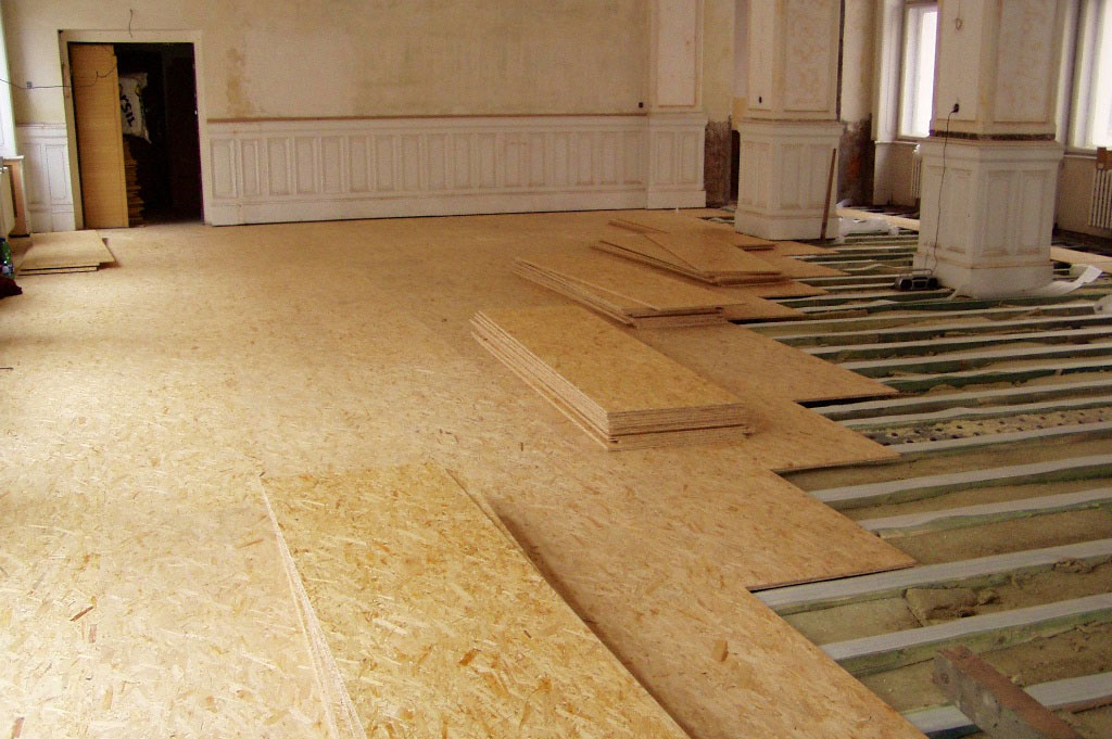 Rekonstrukce podlahy v aule školní budovy na Náměstí Míru v Praze 2