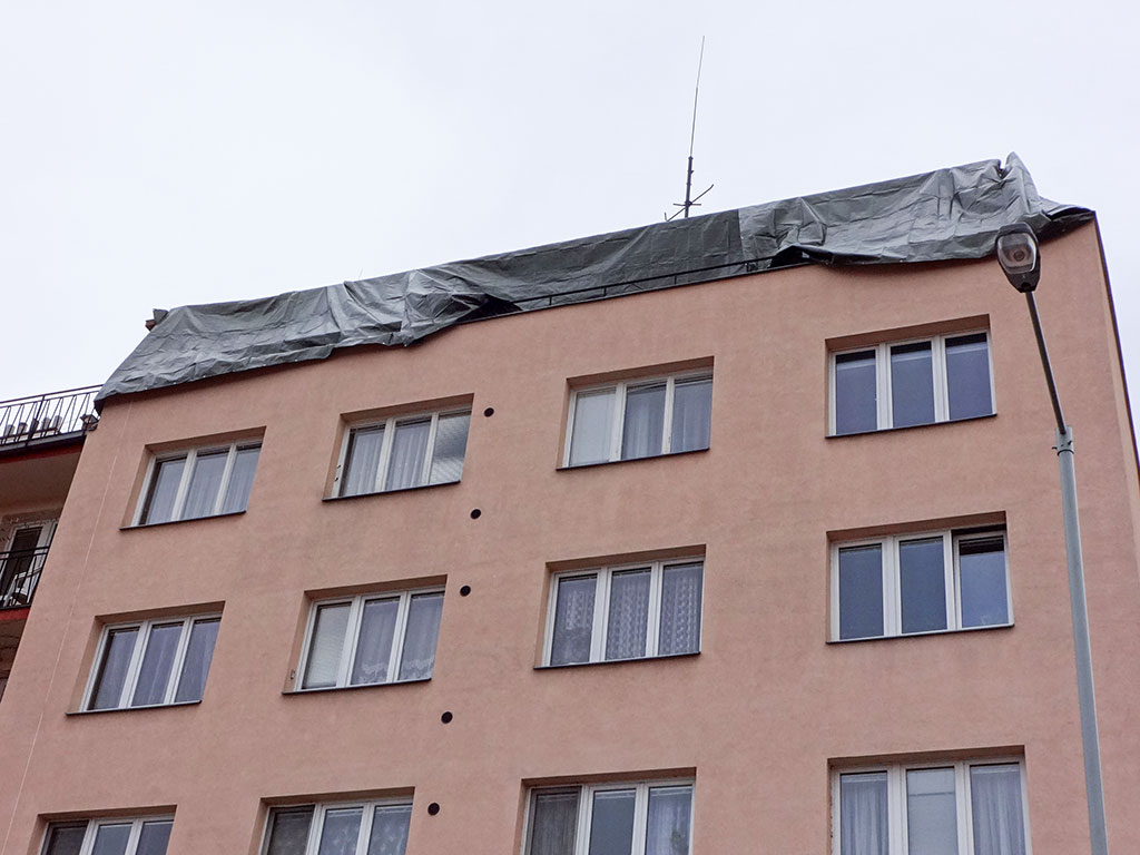 Rekonstrukce střešní terasy včetně nových izolací a dlažby s desetiletou garancí v Praze Strašnicích