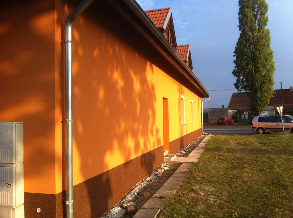 Zateplovací systém fasády včetně silikonové barvy a dekorativní omítky Marmolit - Praha Východ