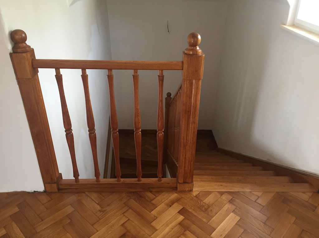 Renovace dřevěných podlah a schodiště ve stylovém rodinném domě na Praze 10