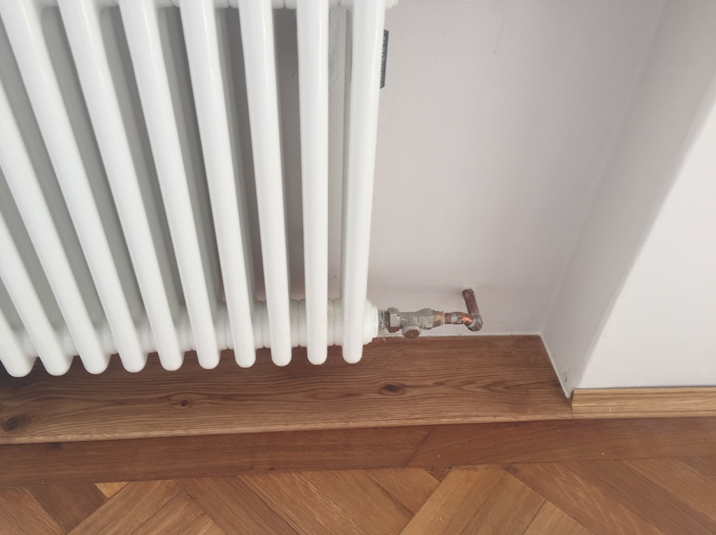 Renovace dřevěných podlah a schodiště ve stylovém rodinném domě na Praze 10